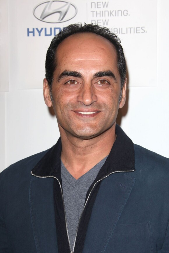 Navid Negahban au Blue Tie and Blue Jeans Ball en faveur d'Autism Speaks au Beverly Hilton Hotel, à Los Angeles, le 29 novembre 2012.