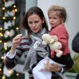 Ben Affleck et Jennifer Garner emmènent leurs filles à leur cours de karaté, le 30 novembre 2012 à Los Angeles - Seraphina toujours dans les bras de sa maman