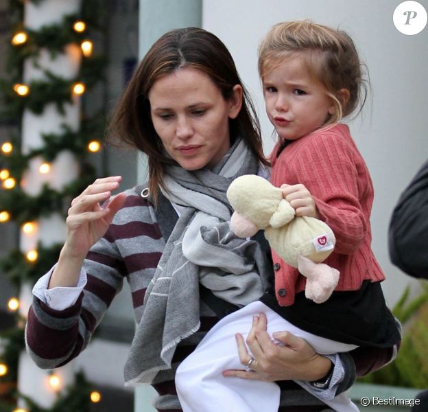 Ben Affleck et Jennifer Garner emmènent leurs filles à leur cours de karaté, le 30 novembre 2012 à Los Angeles - Seraphina toujours dans les bras de sa maman