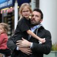 Ben Affleck et Jennifer Garner emmènent leurs filles à leur cours de karaté, le 30 novembre 2012 à Los Angeles - Violet dans les bras de son papa