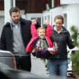 Jennifer Garner et Ben Affleck vont acheter des Donuts pour leurs filles avant d'aller les chercher à leur cours de karaté, le 30 novembre 2012 à Los Angeles - Seraphina s'amuse avec ses parents