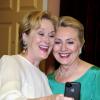 Meryl Streep se prend en photo avec Hillary Rodham Clinton lors de la cérémonie de remise d'honneurs au Kennedy Center à Washington le 1er décembre 2012