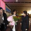 Sophie Marceau est accueillie par de belles fleurs à Pékin en février 2009