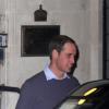 Le prince William quitte l'hôpital King Edward VII de Londres le 4 décembre 2012 à 17h45, après avoir passé plus de six heures à soutenir son épouse Catherine, duchesse de Cambridge, enceinte de moins de douze semaines. Kate Middleton réagit bien au traitement.
