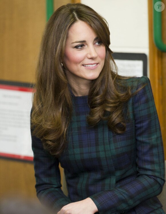 Kate Middleton à l'école de son enfance, St Andrew à Pangbourne, le 30 novembre 2012. Quelques heures après, de retour chez ses parents à Bucklebery, à quelques kilomètres de là, les premiers symptomes se déclareront...