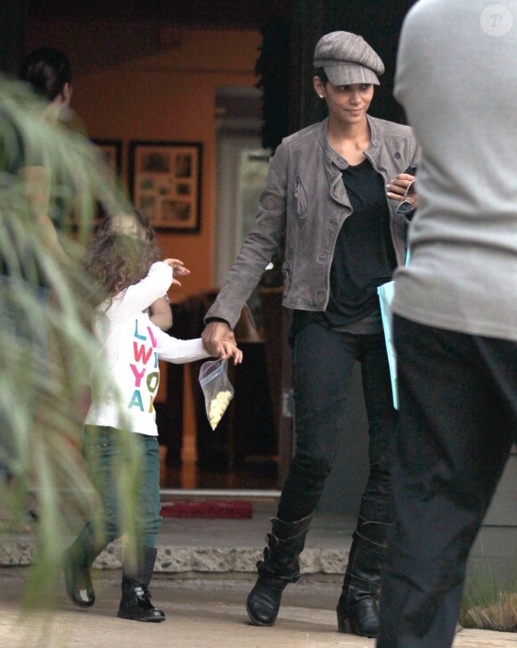 Halle Berry va chercher son adorable fille Nahla, 4 ans, à l'école à Los Angeles le 3 décembre 2012.