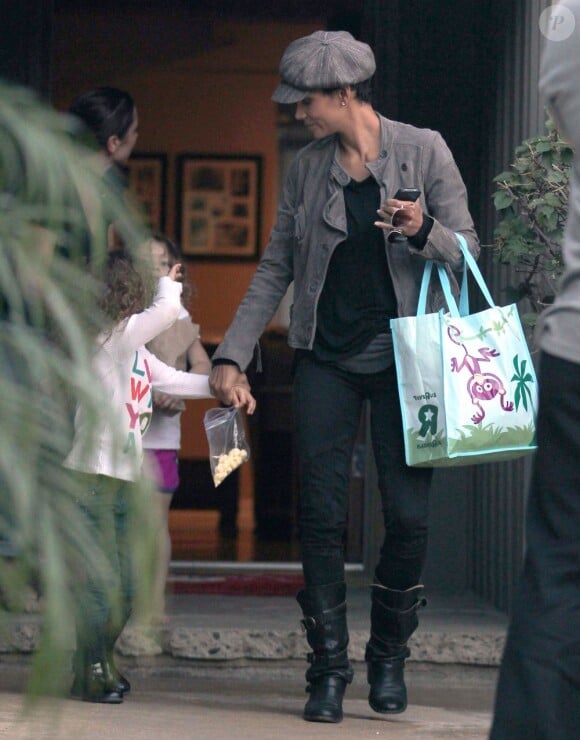 Halle Berry va chercher sa fille Nahla, 4 ans, à l'école à Los Angeles le 3 décembre 2012. La maman prend sa fille par la main est semble très heureuse.