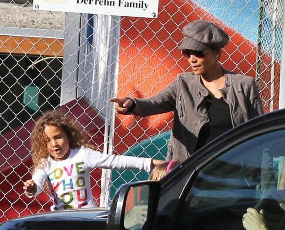 C'est tout sourire que Halle Berry va chercher sa fille Nahla, 4 ans, à l'école à Los Angeles le 3 décembre 2012.