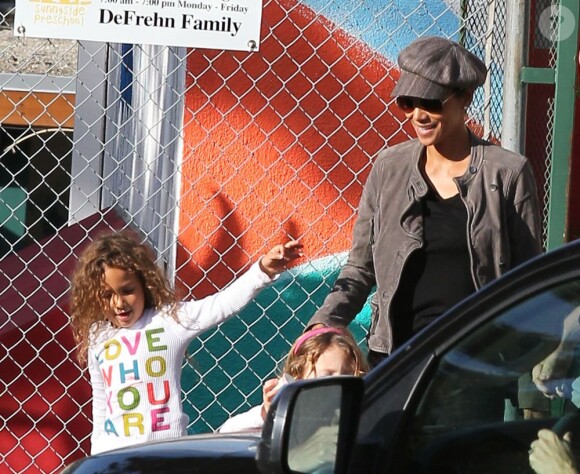 Halle Berry va chercher sa fille Nahla, 4 ans, à l'école à Los Angeles le 3 décembre 2012. L'actrice a le sourire à présent que la bataille judiciaire est terminée.