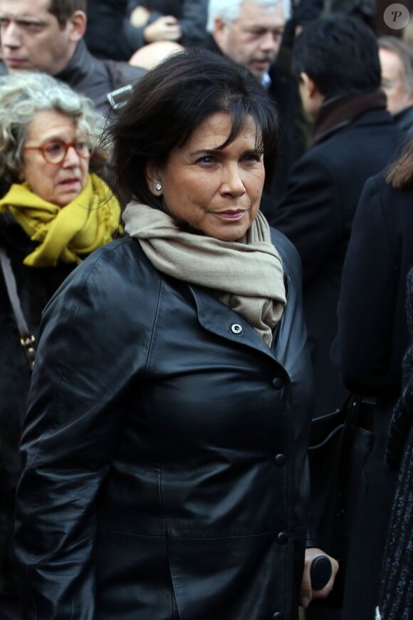 Anne Sinclair assiste aux obsèques d'Erik Izraelewicz, ancien directeur du journal Le Monde, au Père-Lachaise à Paris, le 4 décembre 2012.