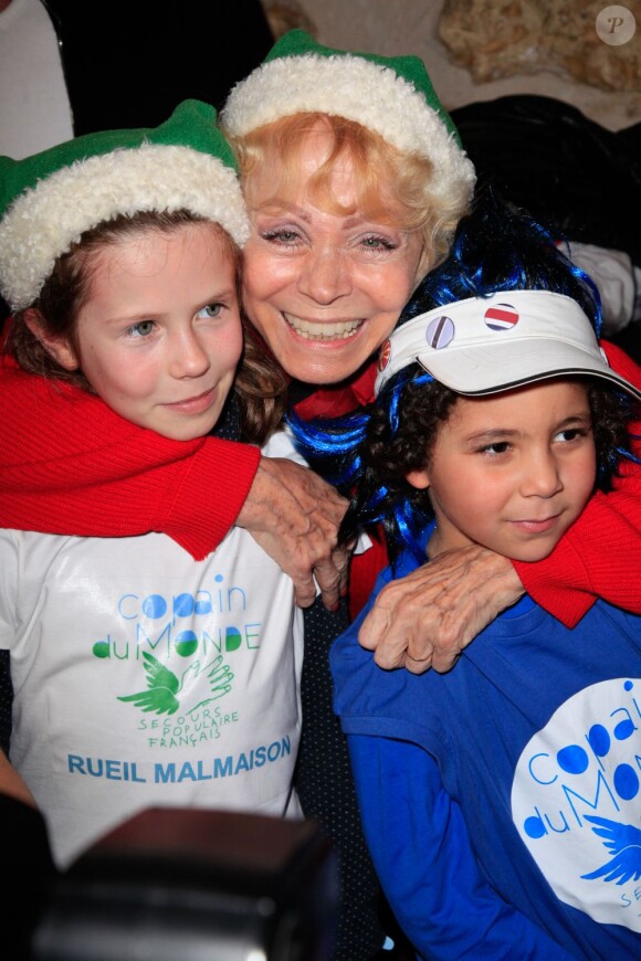 Isabelle Aubret assiste à la soirée de lancement de l'opération les Pères Noel Verts à Paris le 3 décembre 2012.