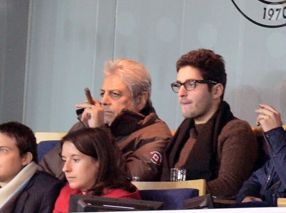 Enrico Macias durant le match du PSG contre le FC Porto au Parc des Princes à Paris, le 4 dédembre 2012.