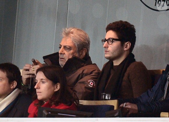 Enrico Macias durant le match du PSG contre le FC Porto au Parc des Princes à Paris, le 4 dédembre 2012.