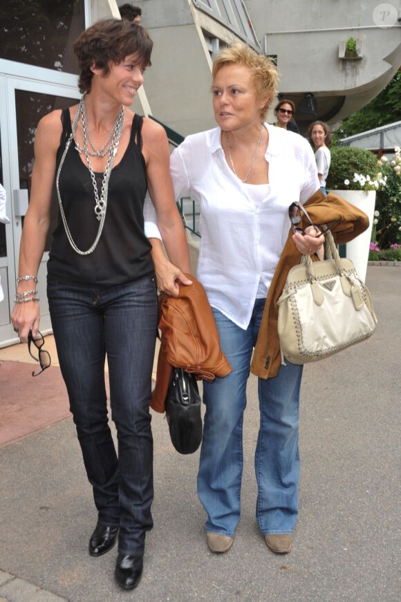Muriel Robin et sa compagne Anne Le Nen le 5 juin 2011 à Paris.