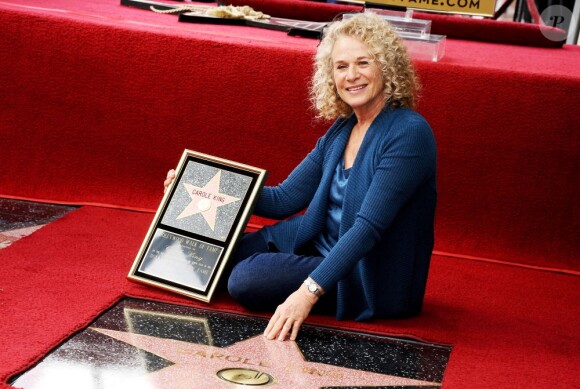 Carole King, 70 ans, a obtenu son étoile sur le Hollywood Walk of Fame à Los Angeles, le 3 décembre 2012.