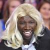Omar Sy version blonde grâce à Jonathan Lambert lors de l'enregistrement de l'émission Vivement Dimanche à Paris le 5 décembre 2012 - diffusion sur France 2 le 9 décembre 2012