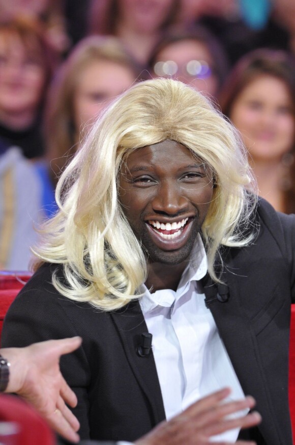 Omar Sy version blonde grâce à Jonathan Lambert lors de l'enregistrement de l'émission Vivement Dimanche à Paris le 5 décembre 2012 - diffusion sur France 2 le 9 décembre 2012