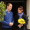 Kate Middleton et le prince William, duc et duchesse de Cambridge, devant l'hôpital King Edward VII, à Londres, le 6 décembre 2012. Catherine, enceinte de moins de douze semaines de leur premier enfant, quittait l'hôpital après trois jours en observation.