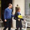 Kate Middleton et le prince William, duc et duchesse de Cambridge, devant l'hôpital King Edward VII, à Londres, le 6 décembre 2012. Catherine, enceinte de moins de douze semaines de leur premier enfant, quittait l'hôpital après trois jours en observation.