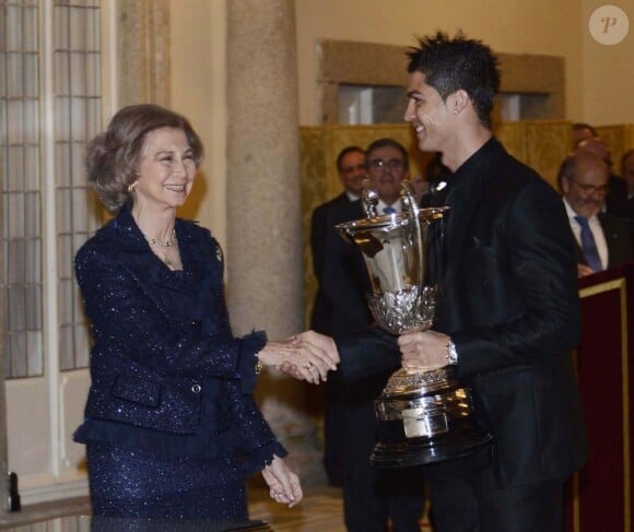 Cristiano Ronaldo, star portugaise du Real Madrid, était très fier d'être récompensé par la reine. La reine Sofia d'Espagne, le prince Felipe, la princesse Letizia et l'infante Elena étaient réunis au palais du Pardo à Madrid le 5 décembre 2012 pour décerner les Prix nationaux à des personnalités du monde du sport, dont Cristiano Ronaldo.