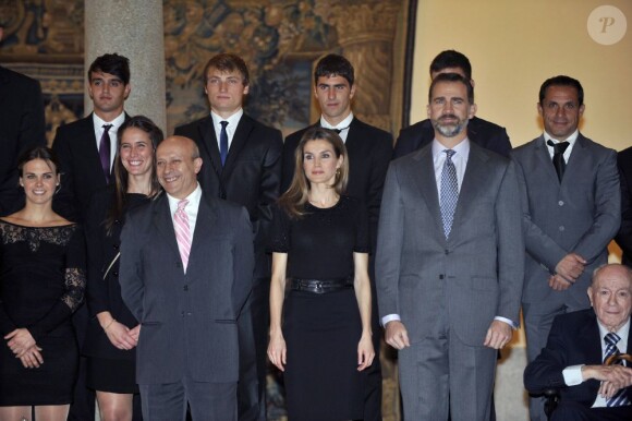 Felipe et Letizia d'Espagne très chic pour une cérémonie très sport. La famille royale d'Espagne était rassemblée le 6 décembre 2012 pour décerner au palais des prix sportifs.