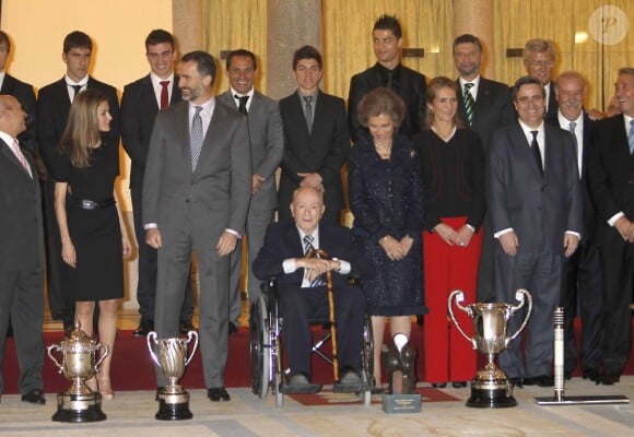 La reine Sofia d'Espagne, le prince Felipe, la princesse Letizia et l'infante Elena étaient réunis au palais du Pardo à Madrid le 5 décembre 2012 pour décerner les Prix nationaux à des personnalités du monde du sport, dont Cristiano Ronaldo et Alfredo Di Stefano.