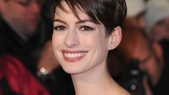Anne Hathaway affirme son bonheur de mariée et rêve de devenir maman