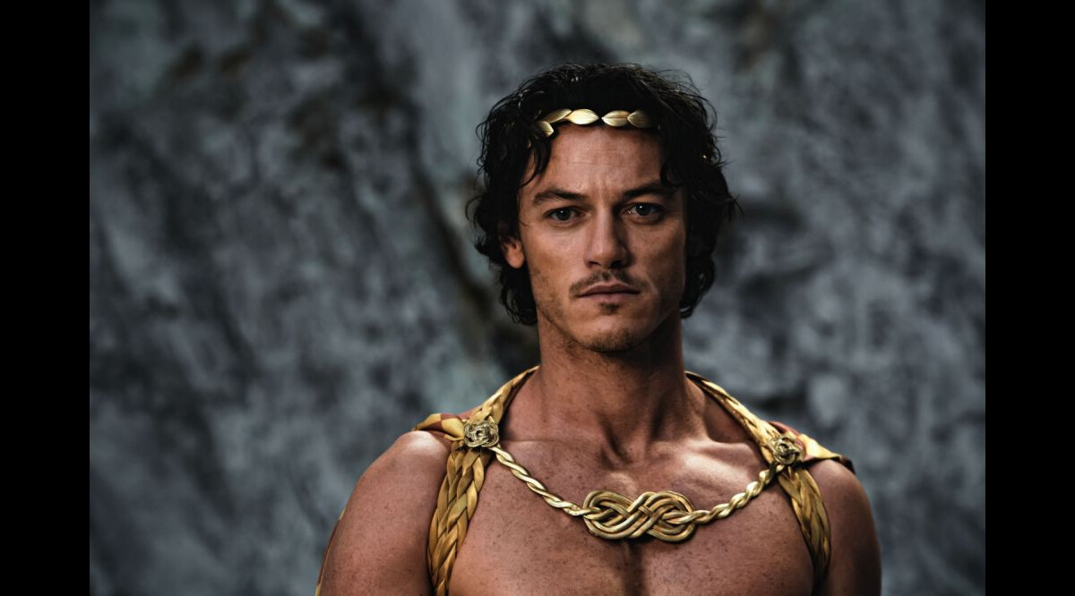 Photo : Luke Evans joue Zeus dans Les Immortels avec Henry Cavill. -  Purepeople