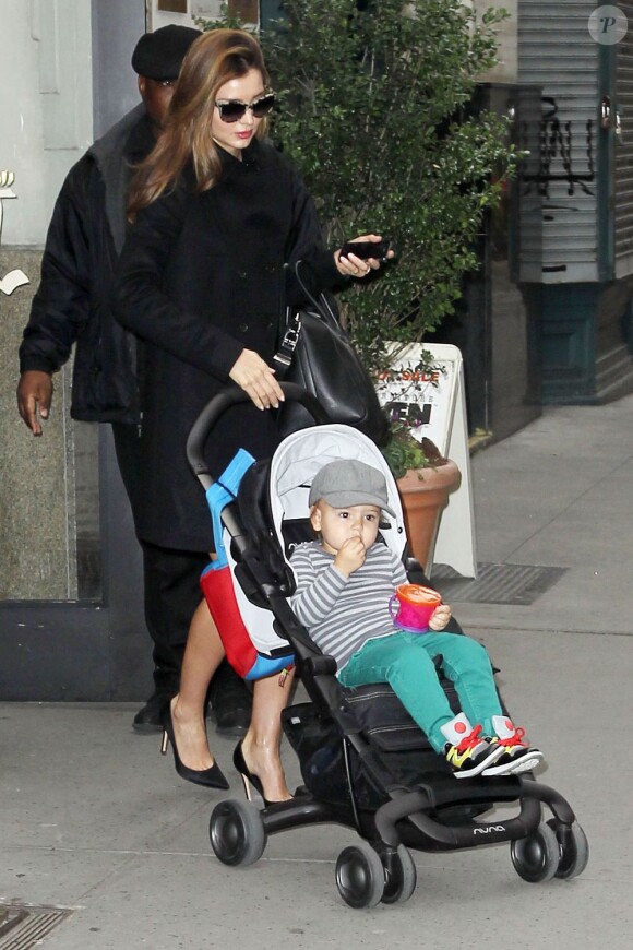 Seule alors que son mari Orlando Bloom est en plein tournage, Miranda Kerr mène tout de front, sa carrière et son rôle de maman. New York, le 7 décembre 2012.