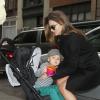 Miranda Kerr, une maman attentionnée pour son fils. New York, le 7 décembre 2012.
