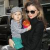 Même en talons Miranda Kerr n'hésite pas à porter son fils Flynn dans ses bras. New York, le 7 décembre 2012.