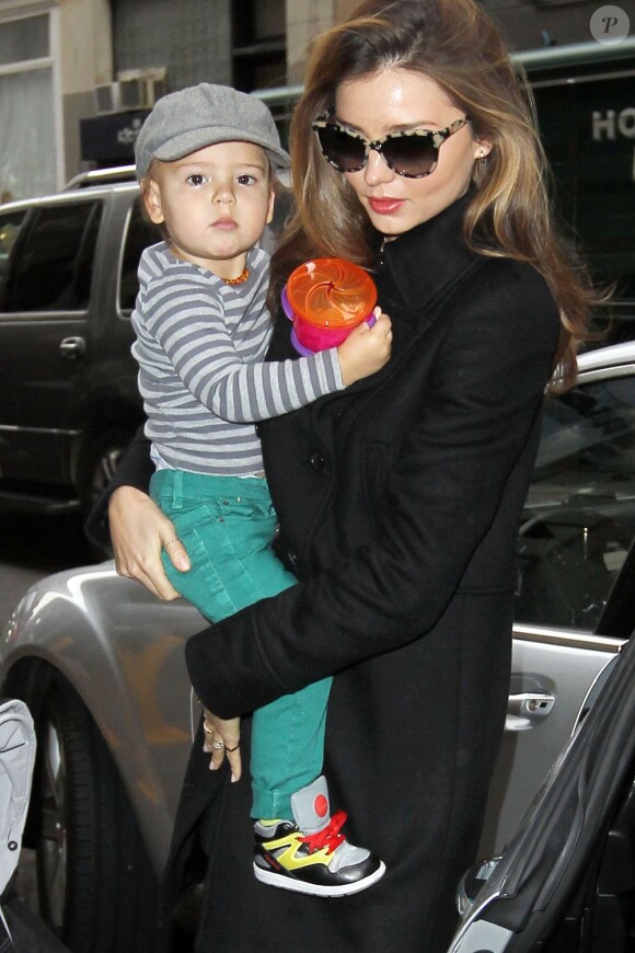 Même en talons Miranda Kerr n'hésite pas à porter son fils Flynn dans ses bras. New York, le 7 décembre 2012.