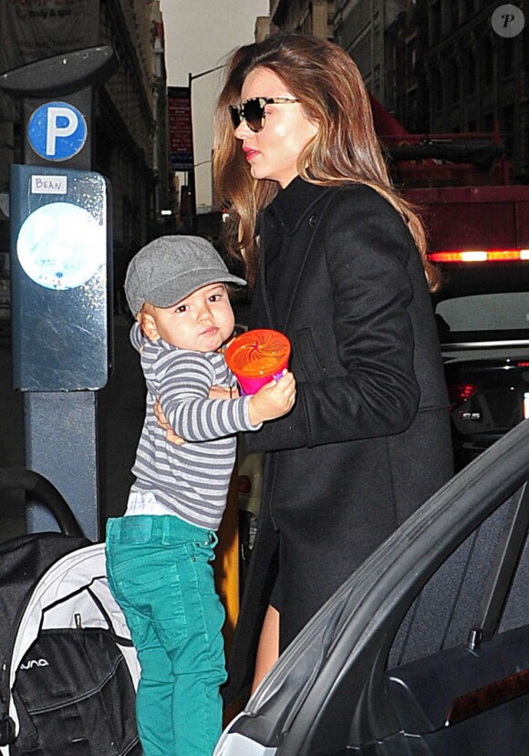 Miranda Kerr et son fils Flynn quittent la maison. New York le 7 décembre 2012.