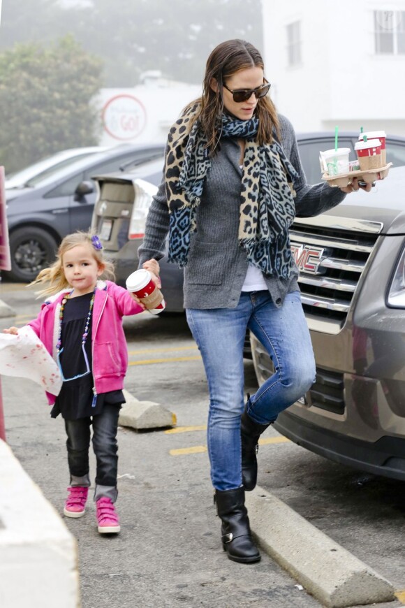 Jennifer Garner et sa fille Seraphina Affleck pour une sortie matinale à Brentwood, Los Angeles, le 7 décembre 2012.