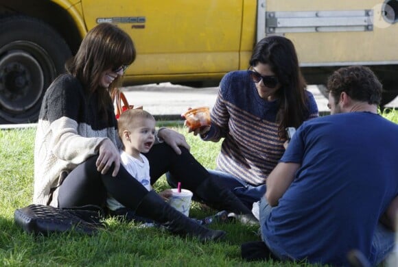 Selma Blair et des amis font une pause pique-nique avec le petit Arthur Bleick au Farmers Market à Studio City, le 9 décembre 2012.