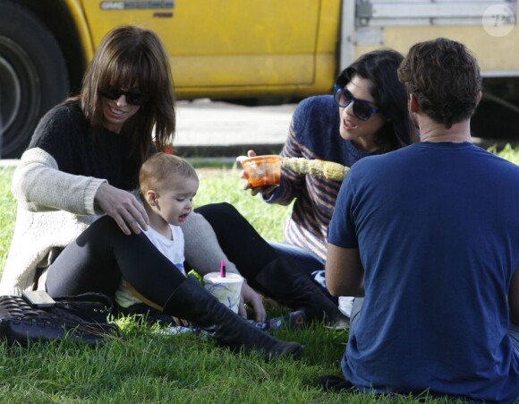 Selma Blair emmène son fils Arthur Bleick au Farmers Market à Studio City, le 9 décembre 2012. La maman, le fils et des amis profitent du soleil pour manger sur l'herbe.