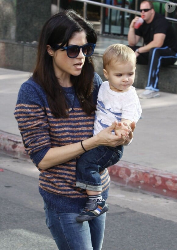 Selma Blair emmène son fils Arthur au Farmers Market à Studio City, le 9 décembre 2012.