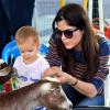 Selma Blair emmène son fils Arthur Bleick au Farmers Market à Studio City. le jeune garçon découvre avec curiosité les chèvres. Le 9 décembre 2012.