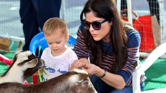 Selma Blair : Son fils Arthur découvre les animaux de la ferme