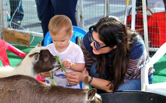 Selma Blair emmène son fils Arthur Bleick au Farmers Market à Studio City, le 9 décembre 2012. Le petit garçon donne à manger à une chèvre.