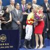 Kate Winslet a remis un trophée à un jockey pour la Longines Hong Kong International Races, le 9 décembre 2012.