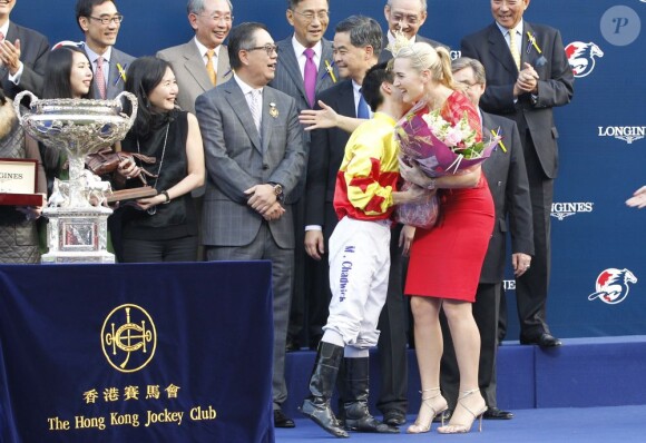 Kate Winslet a remis un trophée à un jockey pour la Longines Hong Kong International Races, le 9 décembre 2012.