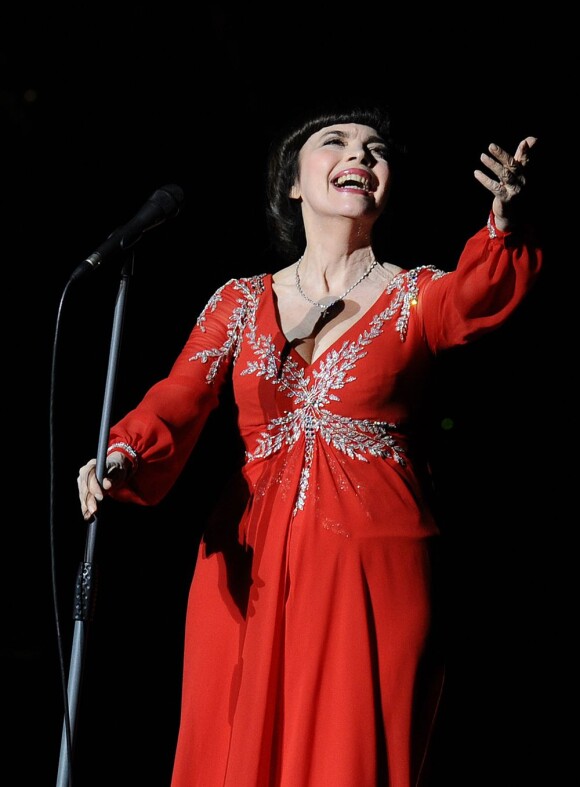 Mirielle Mathieu, heureuse, en concert à Moscou, le 3 novembre 2012.