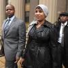 Nafissatou Diallo et son avocat Kenneth Thompson quittent le tribunal du Bronx à New York, le 10 décembre 2012. Un accord financier avec Dominique Strauss-Kahn vient d'être signé, mettant fin à 19 mois de procédure.