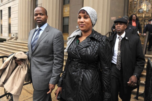 Nafissatou Diallo et son avocat Kenneth Thompson quittent le tribunal du Bronx à New York, le 10 décembre 2012. Un accord financier avec Dominique Strauss-Kahn vient d'être signé, mettant fin à 19 mois de procédure.