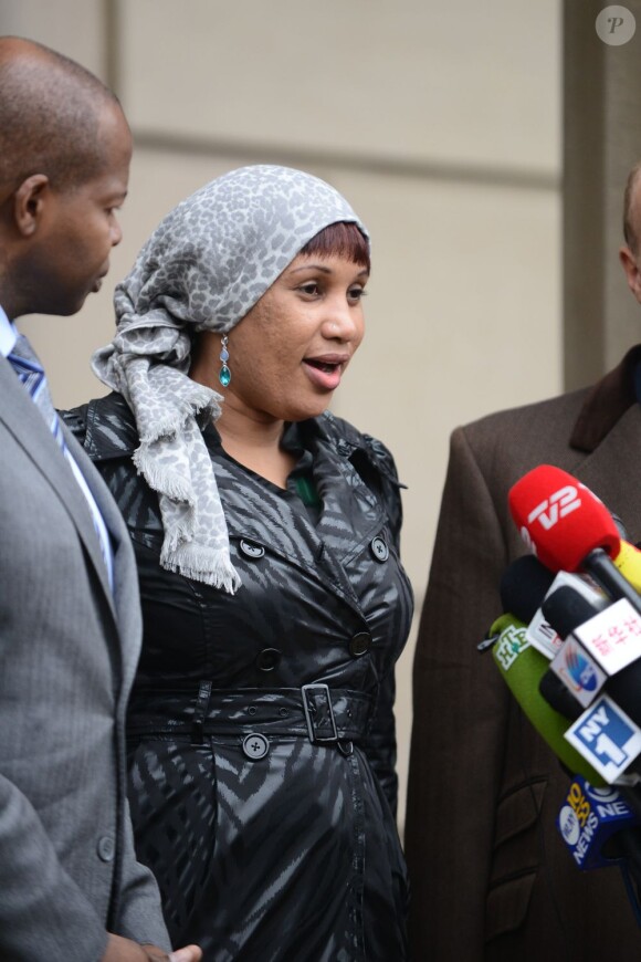 Nafissatou Diallo s'adresse brièvement aux journalistes en quittant le tribunal du Bronx à New York, le 10 décembre 2012. Un accord financier avec Dominique Strauss-Kahn vient d'être signé, mettant fin à 19 mois de procédure.