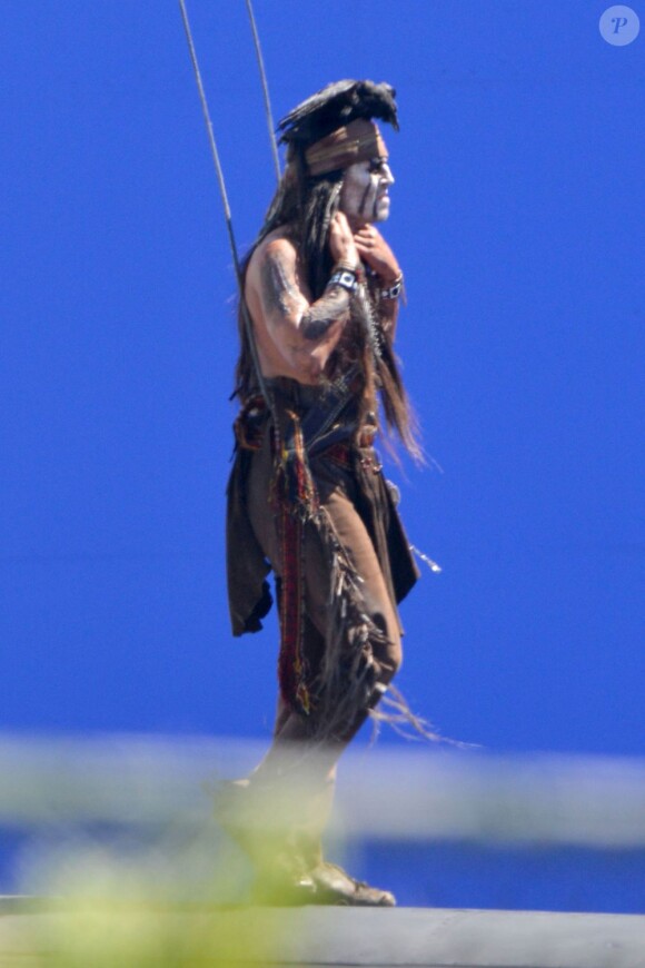 Johnny Depp tourne une cascade sur le tournage de Lone Ranger en septembre 2012.