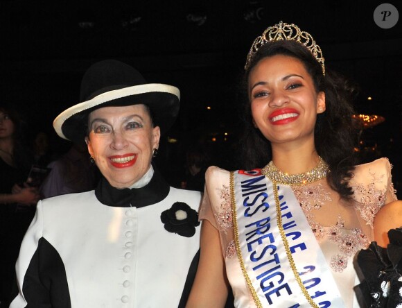 Auline Grac élue Miss Prestige National 2013 aux côtés de Geneviève de Fontenay au Lido, le 10 décembre 2012