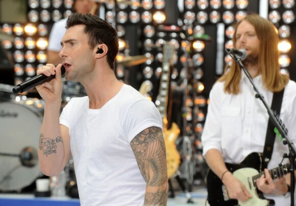 Adam Levine et les Maroon 5 chantent sur le plateau de l'émission Today diffusée sur NBC, au Rockefeller Plaza à New York le 29 juin 2012.