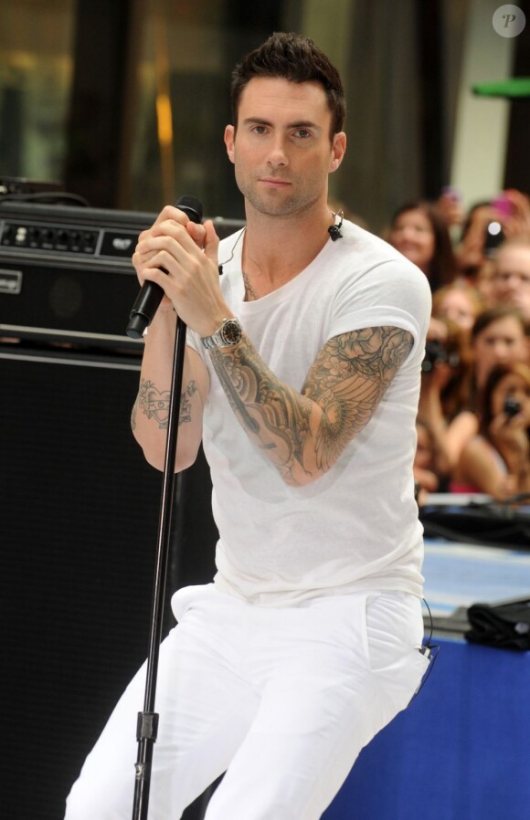 Adam Levine et son groupe Maroon 5 chantent sur le plateau de l'émission Today diffusée sur NBC, au Rockefeller Plaza à New York le 29 juin 2012.